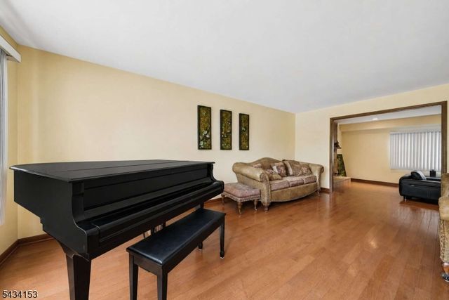 1 Winchester Dr, Scotch Plains Twp., NJ 07076