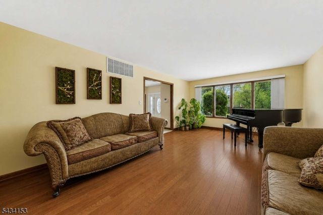 1 Winchester Dr, Scotch Plains Twp., NJ 07076