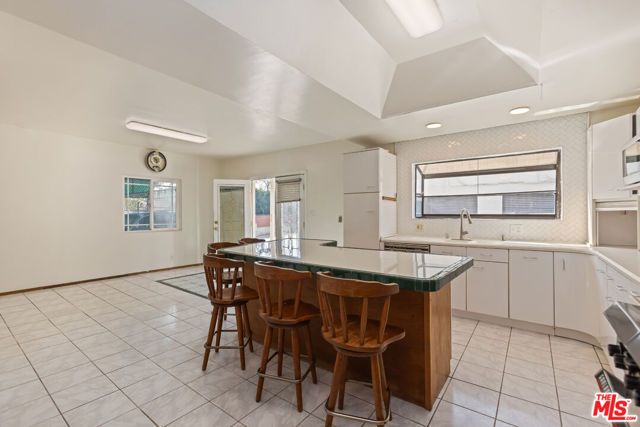 955 S Highland Avenue, Los Angeles, CA 90036