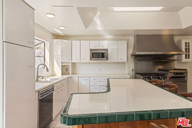 955 S Highland Avenue, Los Angeles, CA 90036