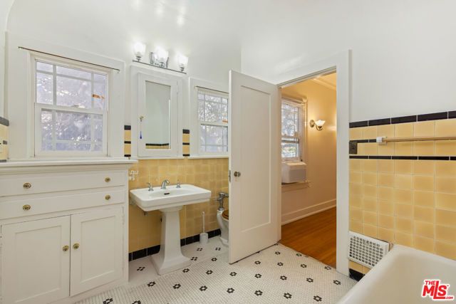 955 S Highland Avenue, Los Angeles, CA 90036