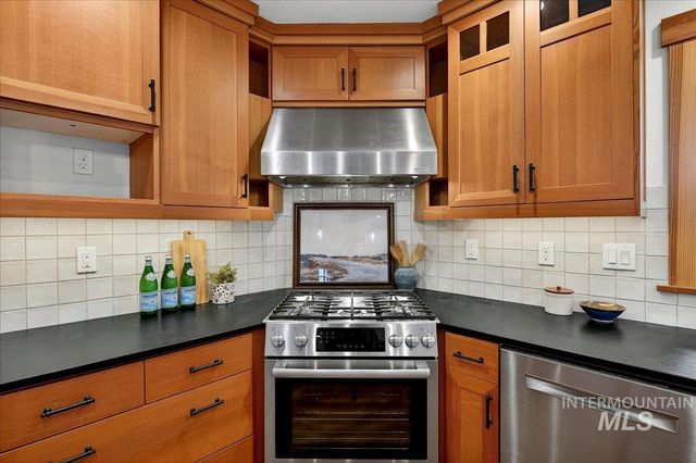 9193 W Beachside Ln, Garden City, ID 83714