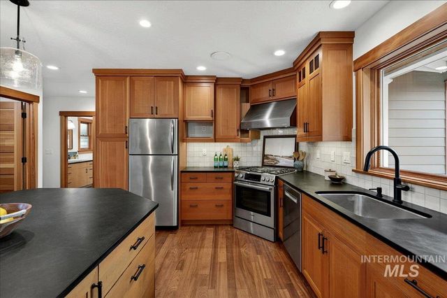 9193 W Beachside Ln, Garden City, ID 83714