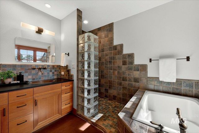 9193 W Beachside Ln, Garden City, ID 83714