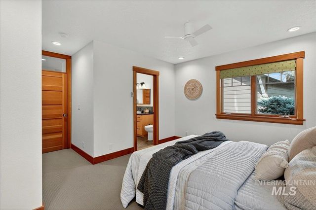 9193 W Beachside Ln, Garden City, ID 83714