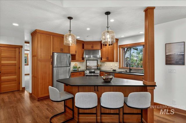 9193 W Beachside Ln, Garden City, ID 83714