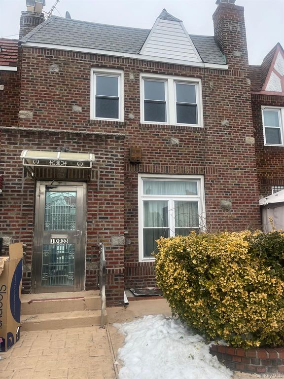 25023 88th Road 1R, Bellerose, NY 11426