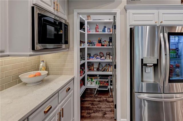 5212 W 124th Terrace, Leawood, KS 66209