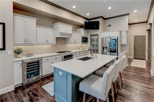 5212 W 124th Terrace, Leawood, KS 66209