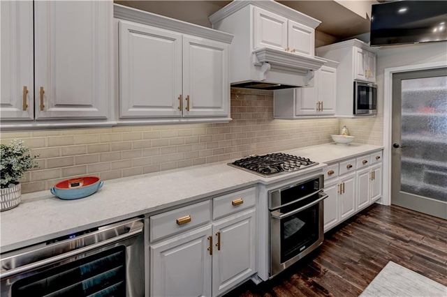 5212 W 124th Terrace, Leawood, KS 66209