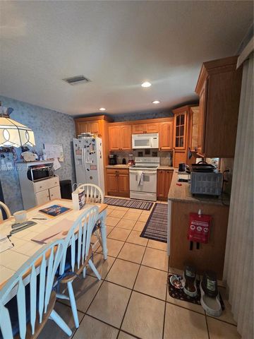 5221 SW 201st Ter, Southwest Ranches, FL 33332