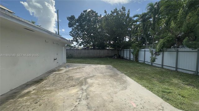 580 E 47th St, Hialeah, FL 33013