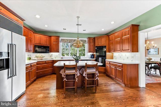 7 BOLINGBROKE RD, West Chester, PA 19382