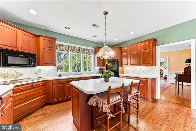 7 BOLINGBROKE RD, West Chester, PA 19382