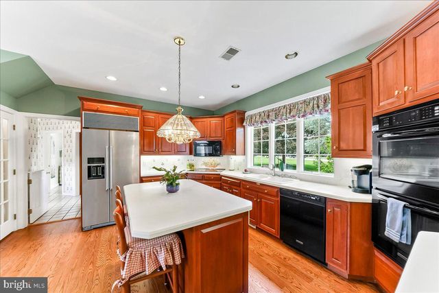 7 BOLINGBROKE RD, West Chester, PA 19382