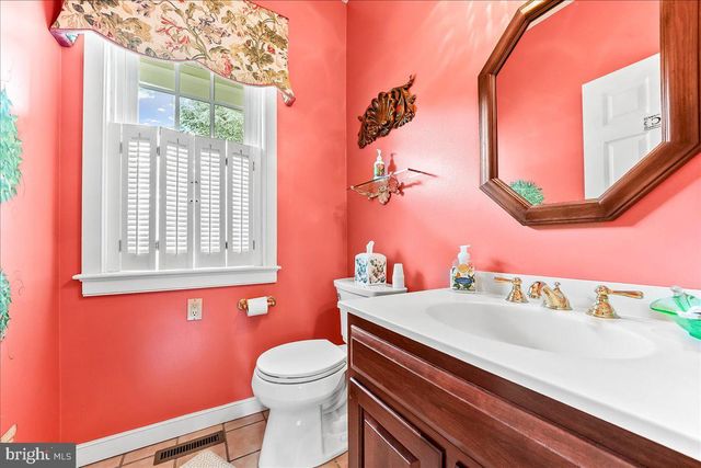 7 BOLINGBROKE RD, West Chester, PA 19382