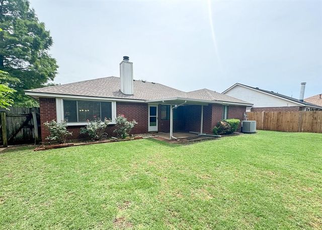 10041 Aberdeen Lane, Yukon, OK 73099