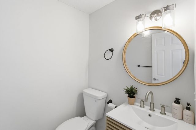 25 Blossom Lane, Merrimack, NH 03054