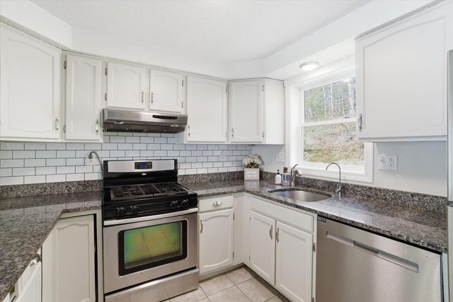 25 Blossom Lane, Merrimack, NH 03054