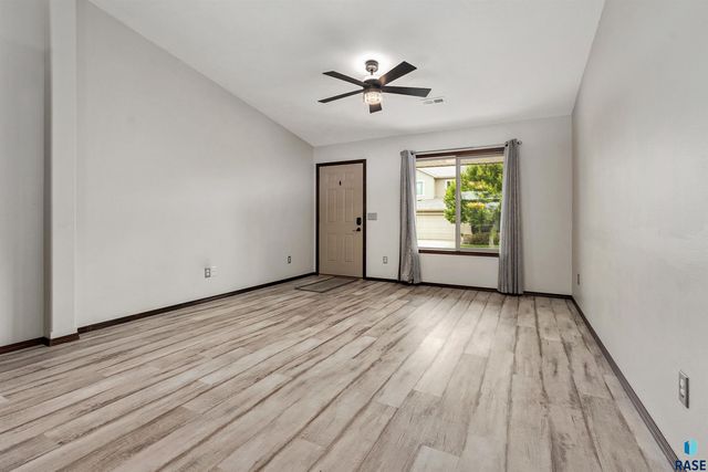 2904 E Indigo Pl, Sioux Falls, SD 57108