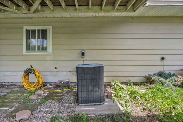 8600 Brentwood Drive, Olmsted Twp, OH 44138