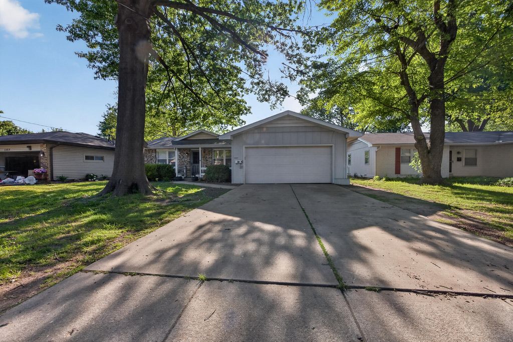 1347 S Arcadia Avenue, Springfield, MO 65804