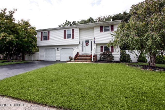 93 Starlight Road, Howell, NJ 07731