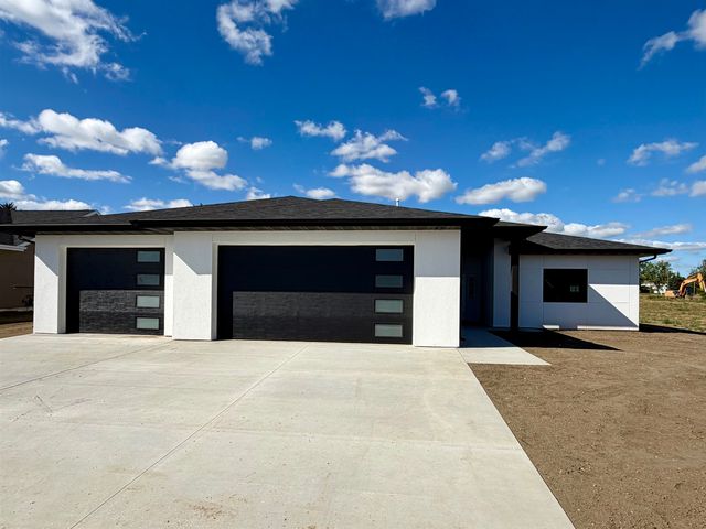 3716 45TH ST SE, Minot, ND 58701