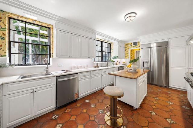 3500 Flamingo Dr, Miami Beach, FL 33140