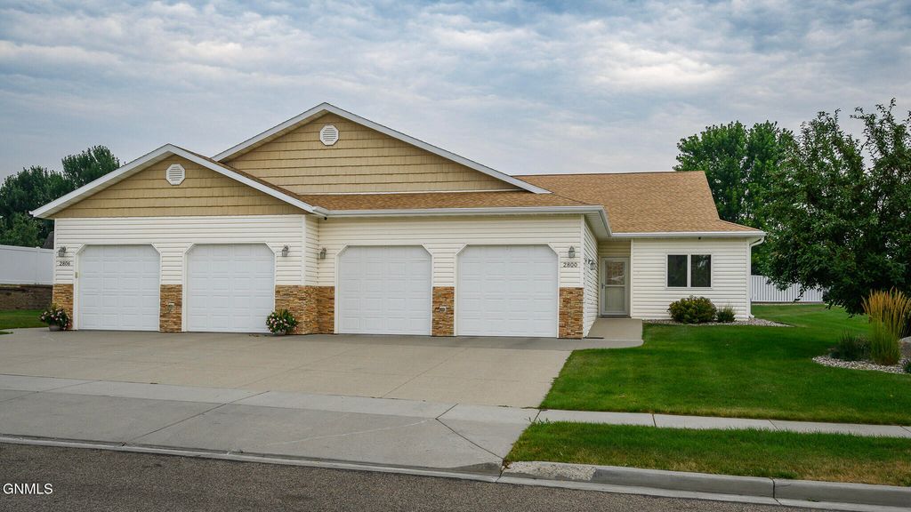 2800 Sleepy Hollow Loop, Bismarck, ND 58501 photo 1