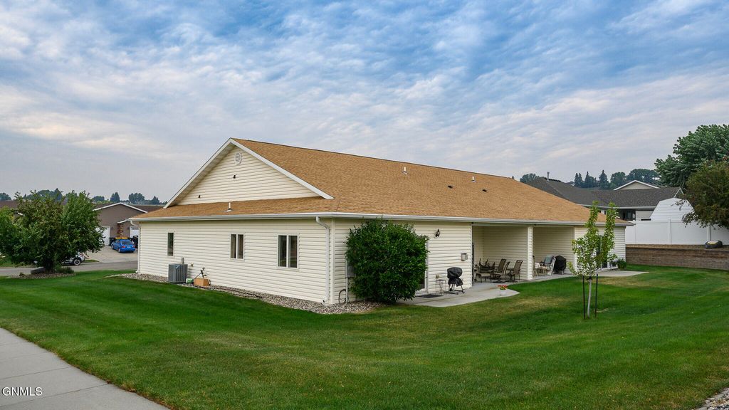2800 Sleepy Hollow Loop, Bismarck, ND 58501 photo 2