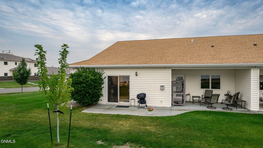 2800 Sleepy Hollow Loop, Bismarck, ND 58501 photo 3