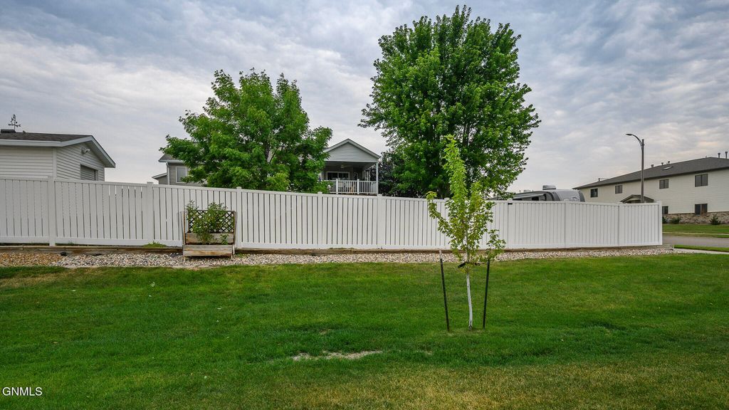 2800 Sleepy Hollow Loop, Bismarck, ND 58501 photo 4