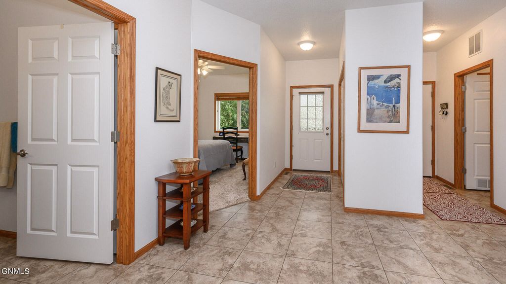 2800 Sleepy Hollow Loop, Bismarck, ND 58501 photo 5