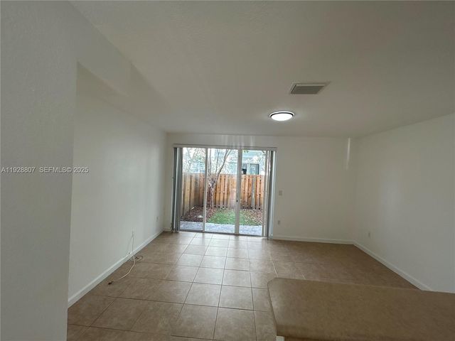 230 SE 29th Ave 11, Homestead, FL 33033