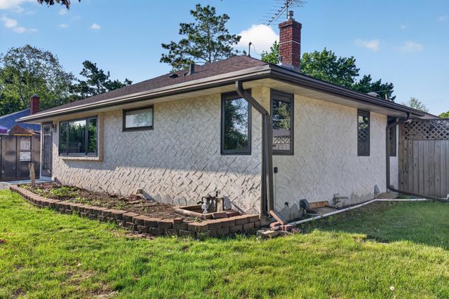 1502 Sherren Avenue E, Maplewood, MN 55109