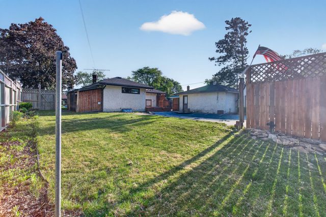 1502 Sherren Avenue E, Maplewood, MN 55109