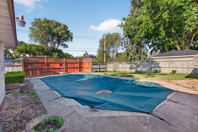 1502 Sherren Avenue E, Maplewood, MN 55109