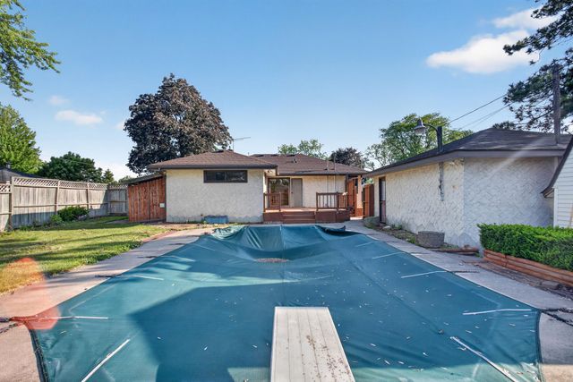 1502 Sherren Avenue E, Maplewood, MN 55109