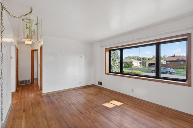 1502 Sherren Avenue E, Maplewood, MN 55109