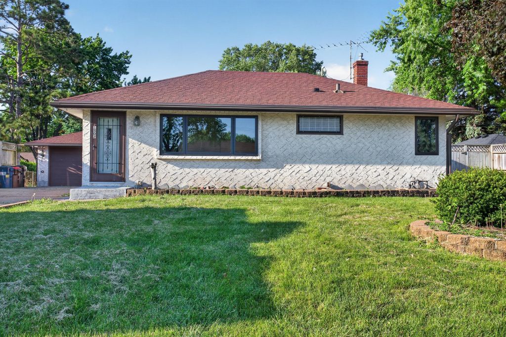 1502 Sherren Avenue E, Maplewood, MN 55109