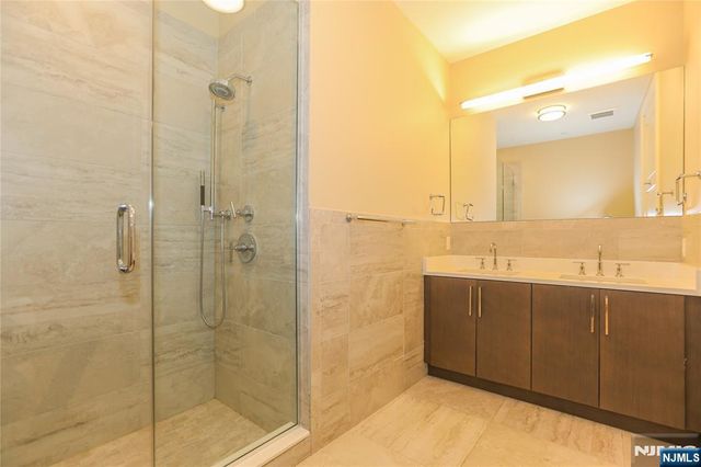 15 Somerset Lane 319, Edgewater, NJ 07020