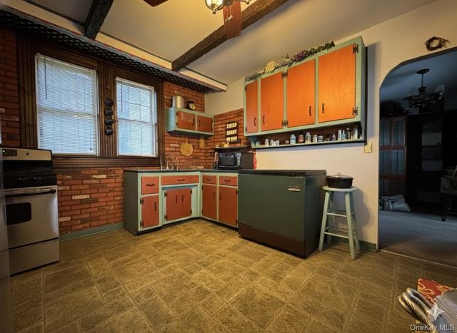 42 Chestnut Street, Glen Cove, NY 11542