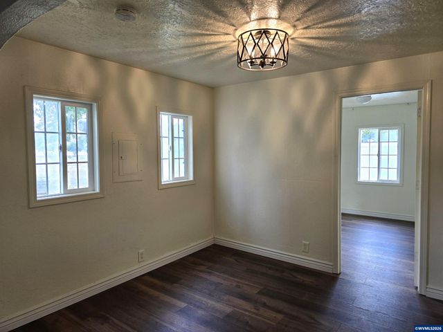 4490 Center St NE, Salem, OR 97301
