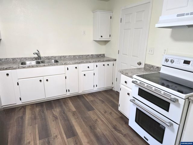 4490 Center St NE, Salem, OR 97301