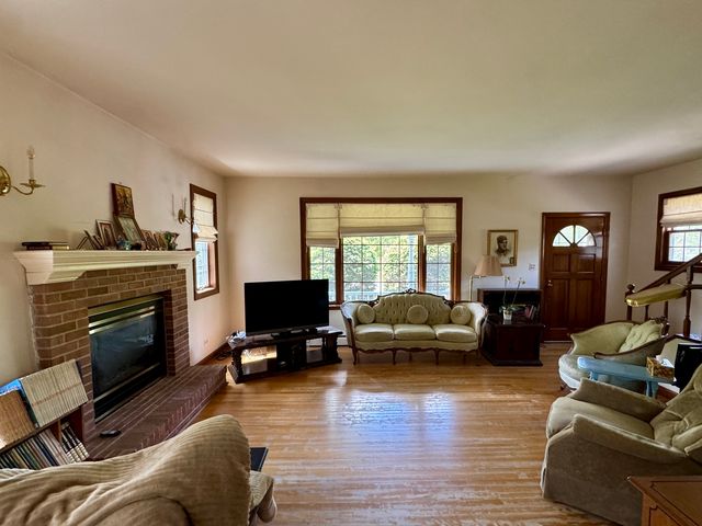 933 Harms Road, Glenview, IL 60025