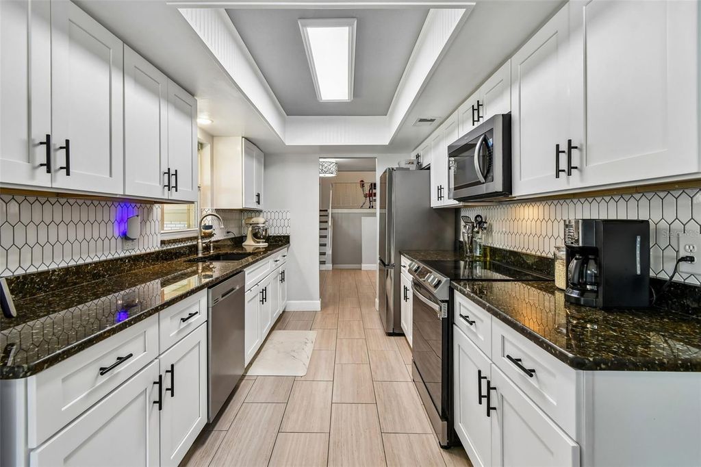 Image 6 of property listing at 641 OAKVIEW STREET, Altamonte Springs, FL 32714