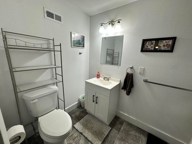 1127 E Pacific Street, Springfield, MO 65803