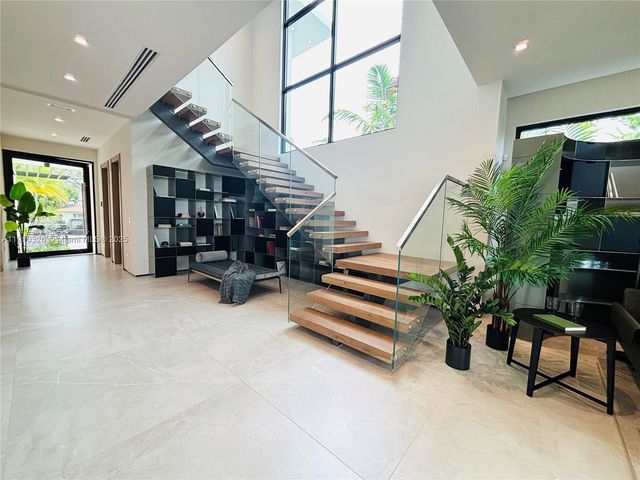 5825 Alton Rd, Miami Beach, FL 33140