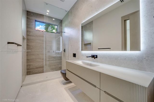 5825 Alton Rd, Miami Beach, FL 33140